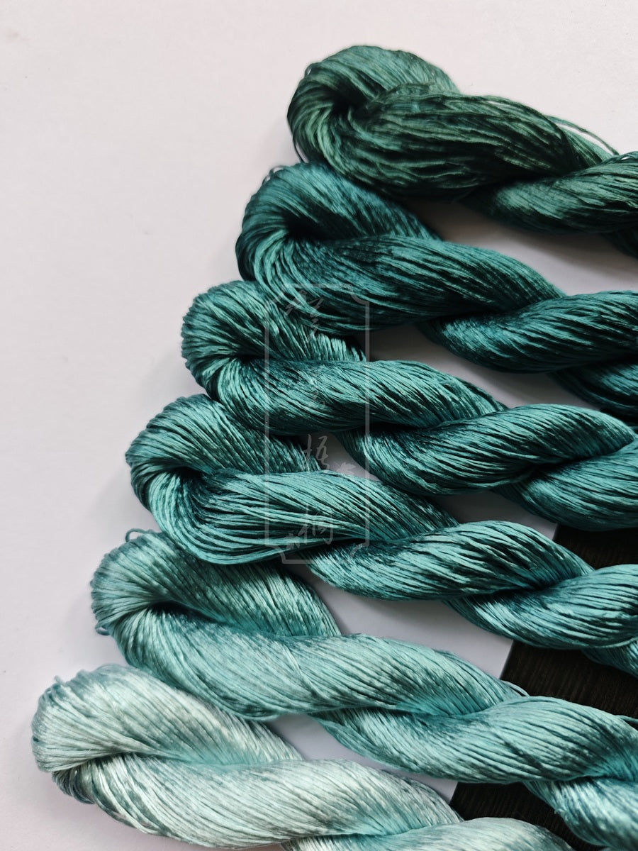 10g*6 Suzhou Embroidery Thick Filament Slightly Twisted Mulberry Silk Thread(䌦色扁青)
