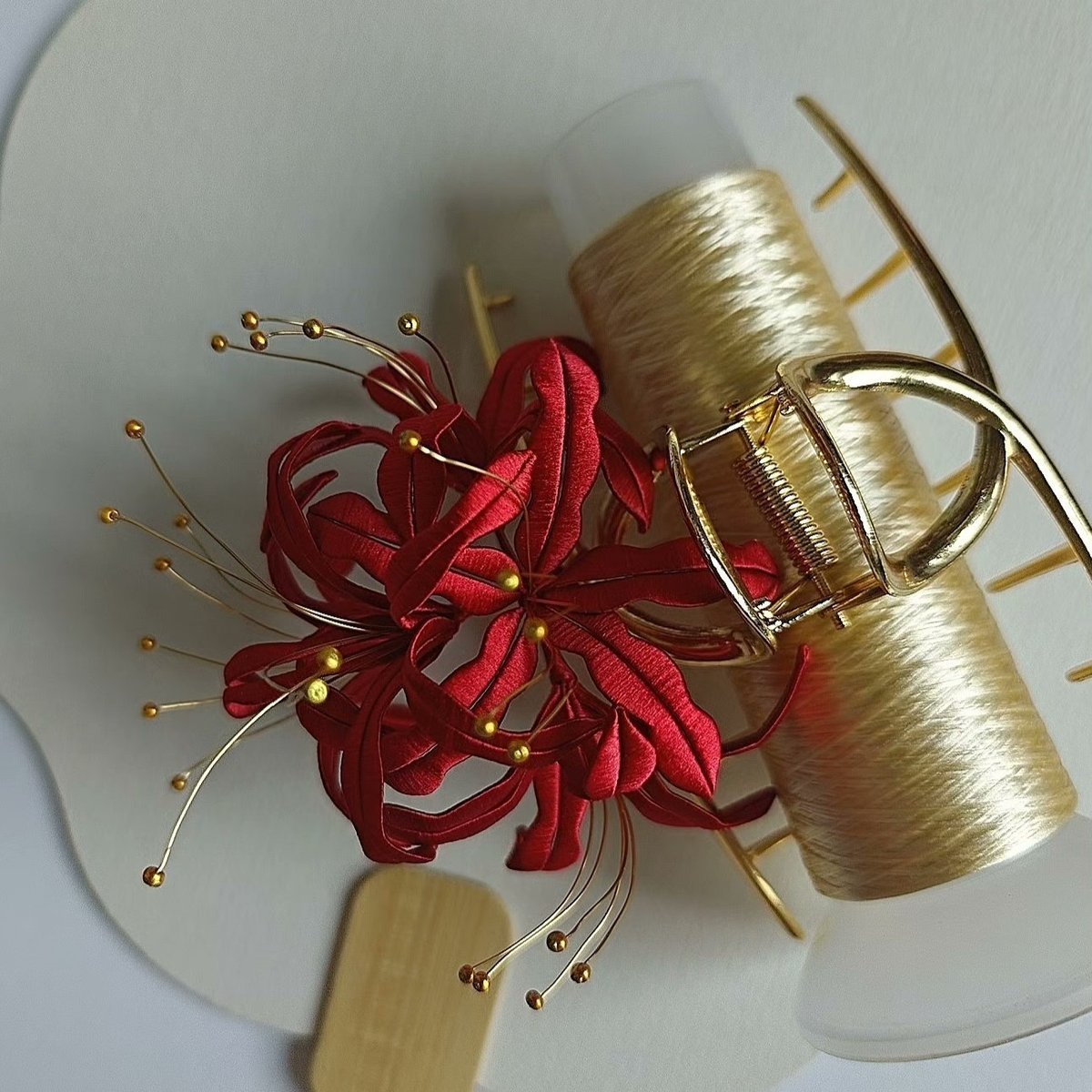 Handmade Thread-Wrapped Lycoris Hair Claw - Artisanal Chanhua Spider Lily Accessory