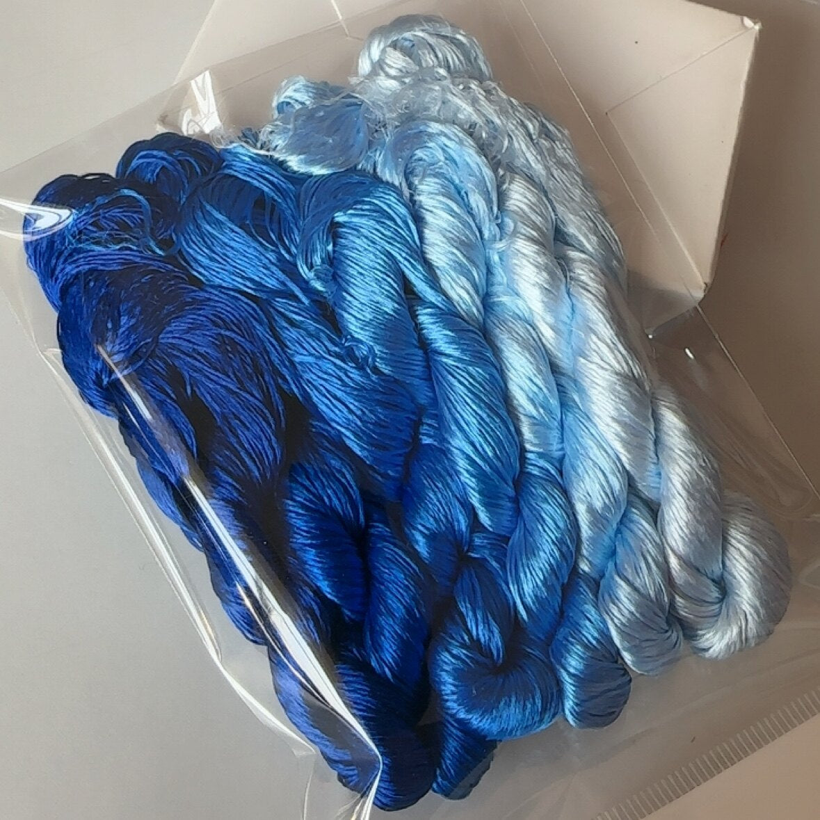 80m Suzhou Embroidery Untwisted Mulberry Silk Thread(#70正蓝 80m*6)