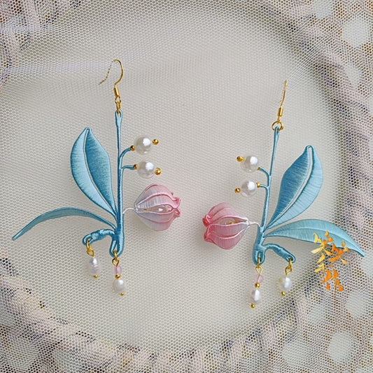 Close-up of 925 silver hook and natural freshwater pearls on a handmade Chanhua style earring for everyday and formal wear.