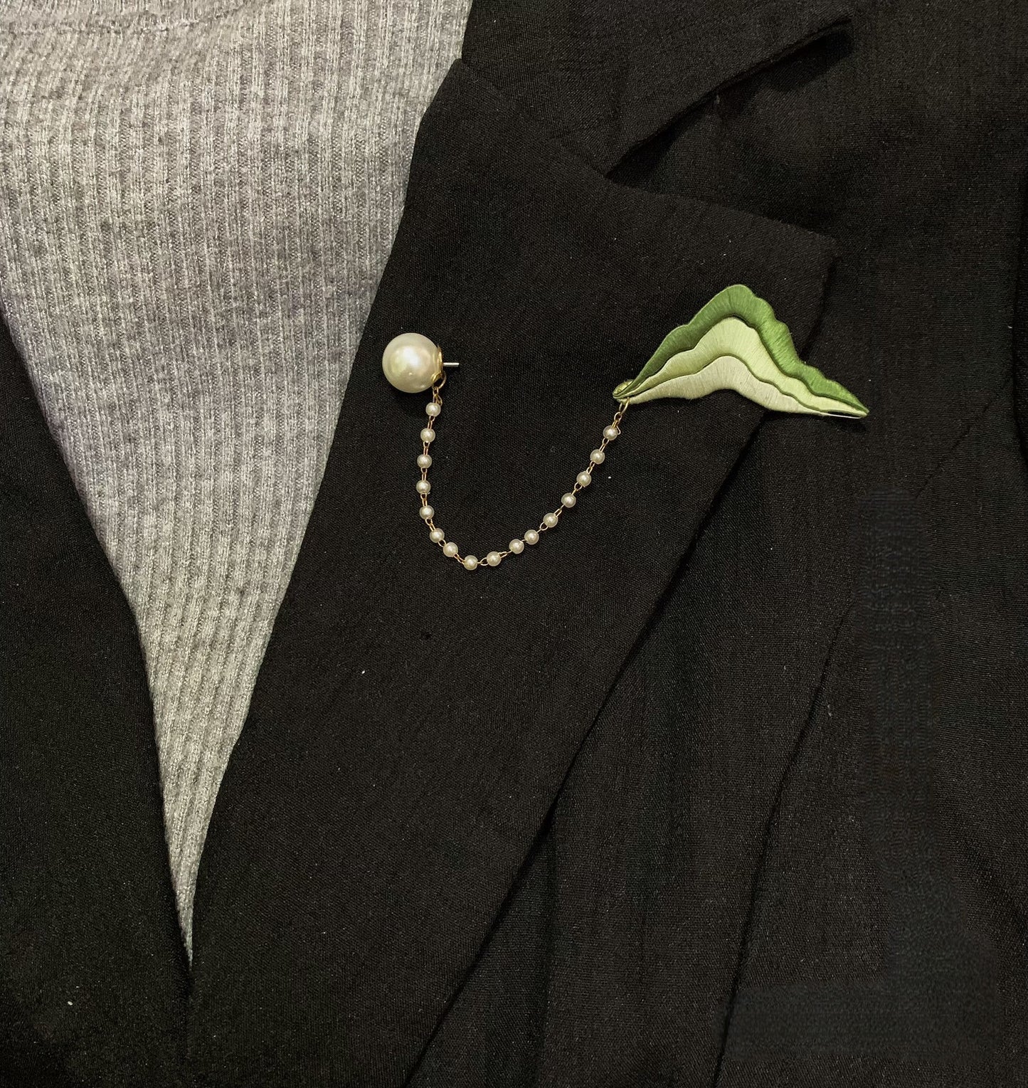 Handmade Chanhua Mountain Brooch - Green Thread with Pearl Chain