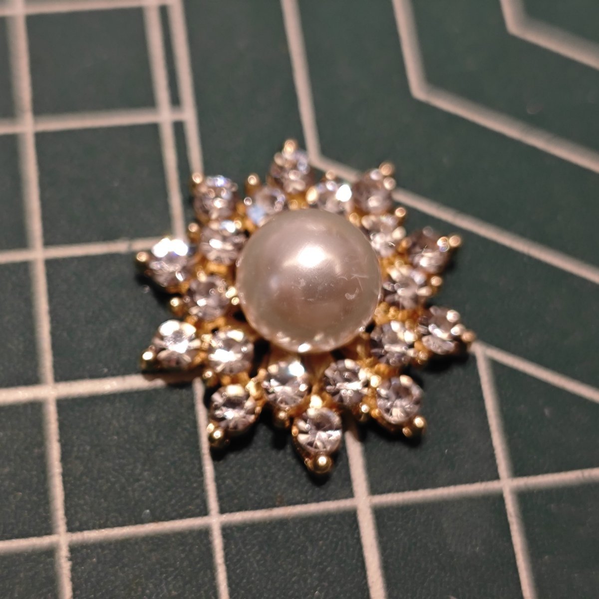 MF004 25mm Large Metal Flower Center Embellishment - Pearl & Rhinestone Charm for DIY Bridal, Chanhua & Statement Jewelry