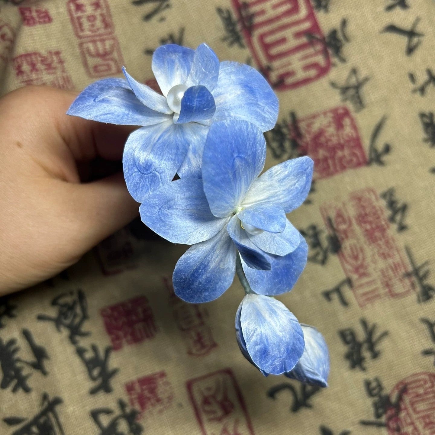 Handmade Ronghua Blue Hydrangea Hair Comb – Pearl Velvet Flower Kanzashi with Natural Mulberry Silk Thread
