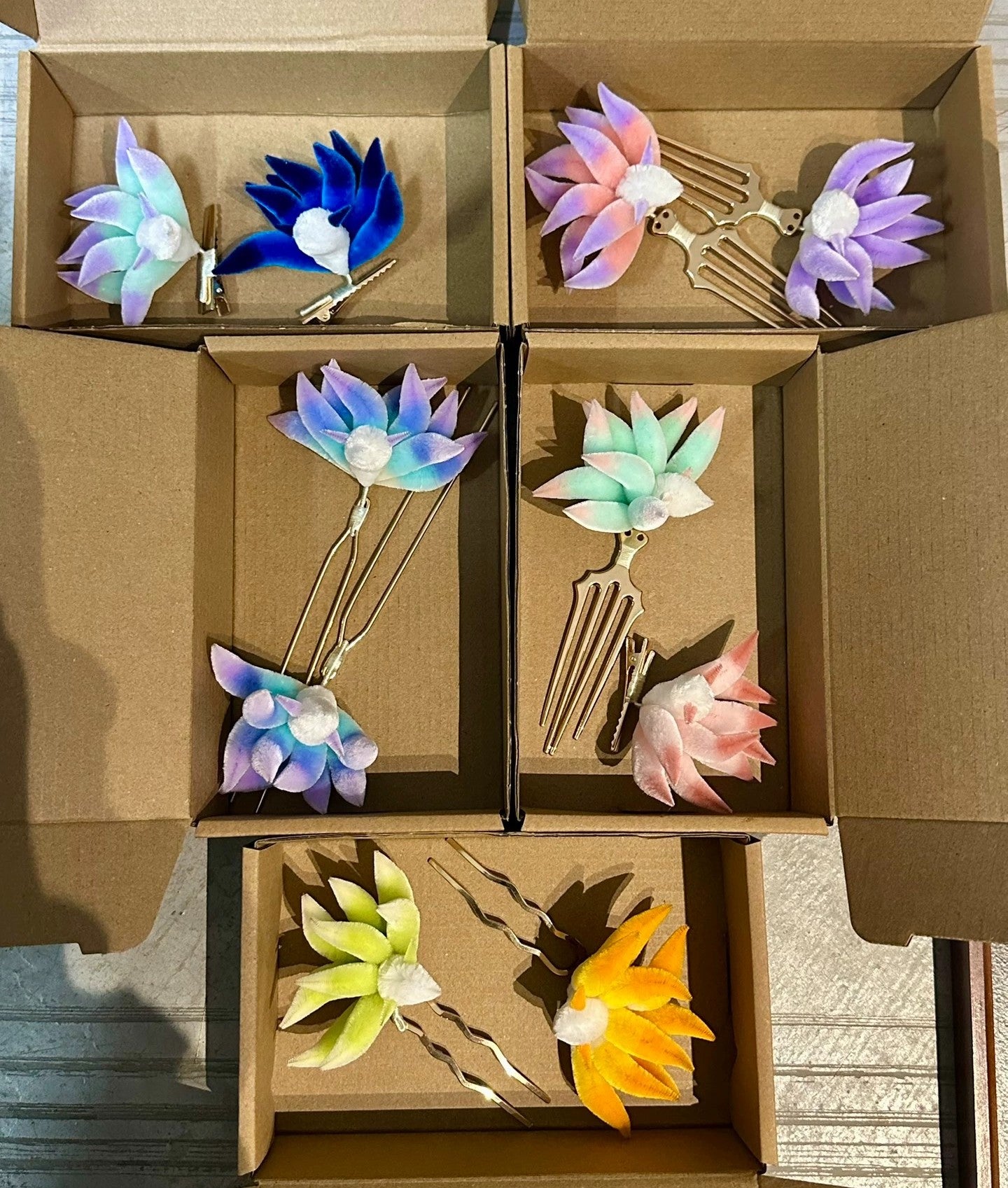 Handmade Ronghua nine-tailed fox hairpins in multiple colors (blue, pink, red, yellow) displayed in kraft boxes with various metal bases