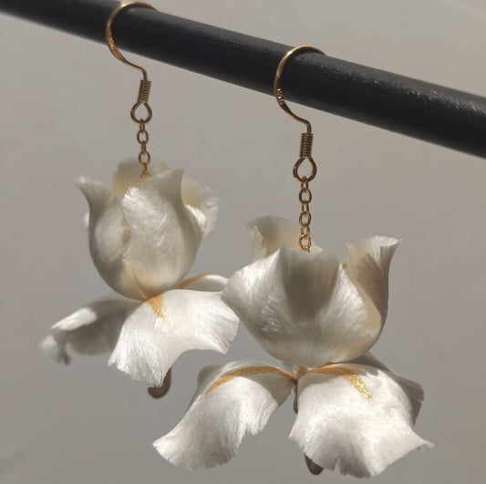 Handmade Ronghua pure white flower drop earrings – mulberry silk velvet bridal floral earrings