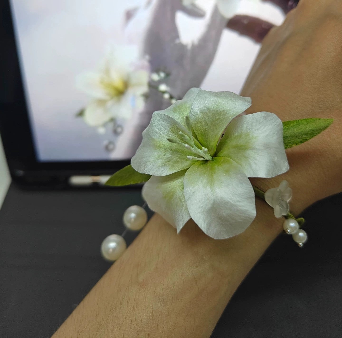 Handmade Ronghua White Flower Set | Love and Deepspace Sylus Qin Che Replica Handheld Bouquet + Wrist Corsage