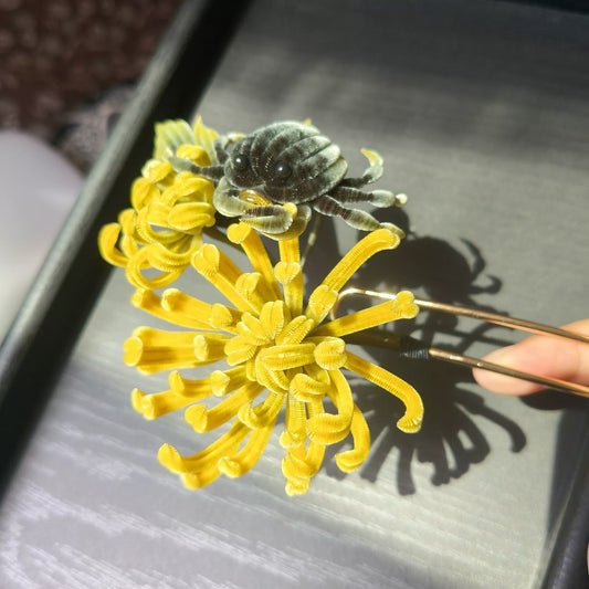 Handmade Ronghua Chrysanthemum Crab Hairpin - Natural Silk Flower Hair Accessory
