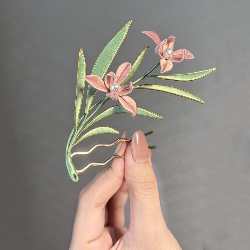 Handmade Orchid Chanhua Hairpin DIY Kit featuring pink silk-wrapped flowers, green leaves, and pearl centers on a gold-toned U-pin.