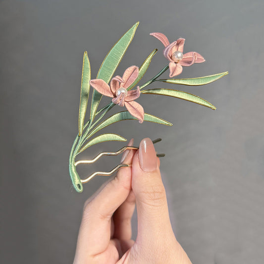 Handmade Orchid Chanhua Hairpin DIY Kit featuring pink silk-wrapped flowers, green leaves, and pearl centers on a gold-toned U-pin.