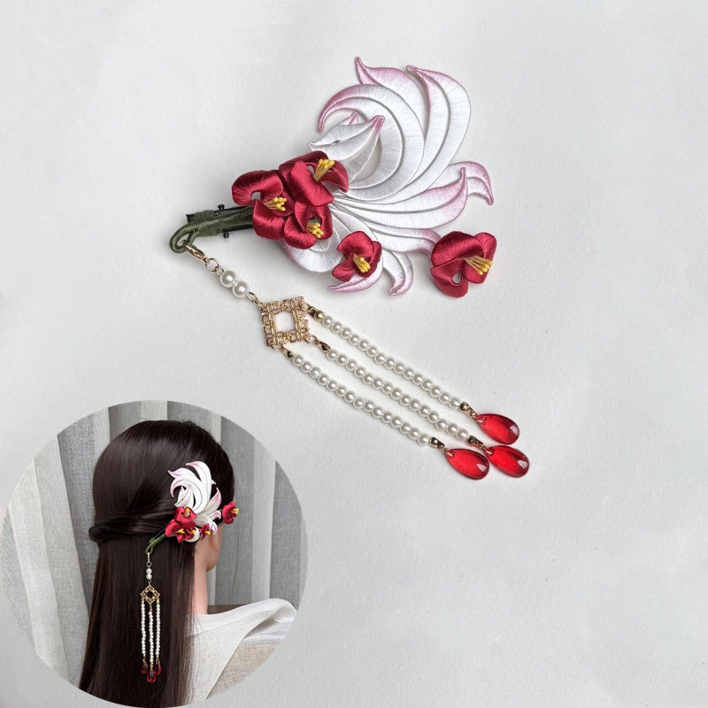 A model wearing the handmade nine-tailed fox Chanhua hairclip, showing how it looks as a hair accessory.