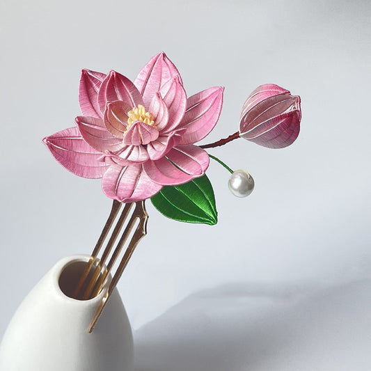 Finished silk-wrapped Furong lotus flower hair comb with pink gradient petals and a green leaf, a handmade DIY flower accessory.
