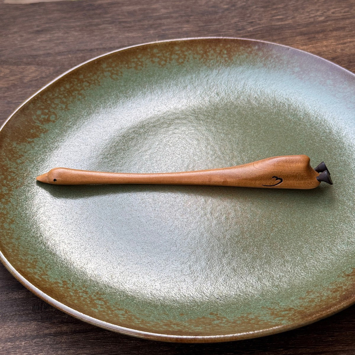 Natural peach wood 18cm hair stick with big goose design on green ceramic plate