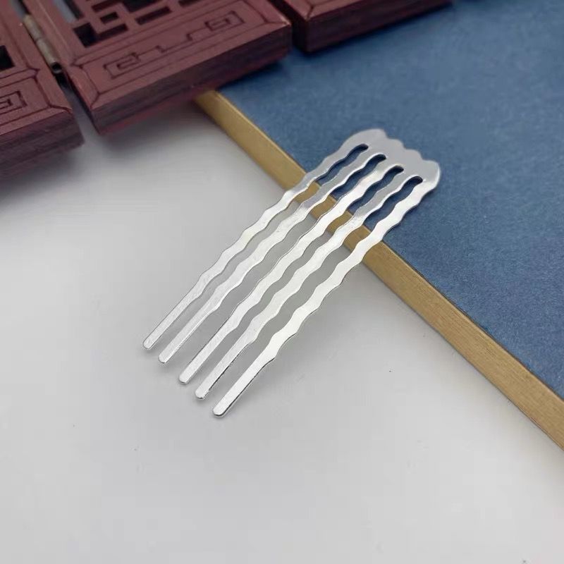 A single silver-tone wavy hair comb base with five prongs, designed for DIY hair accessories.