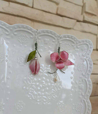 Natural silk Ronghua earrings. Elegant flower-shaped earrings with pearl detail