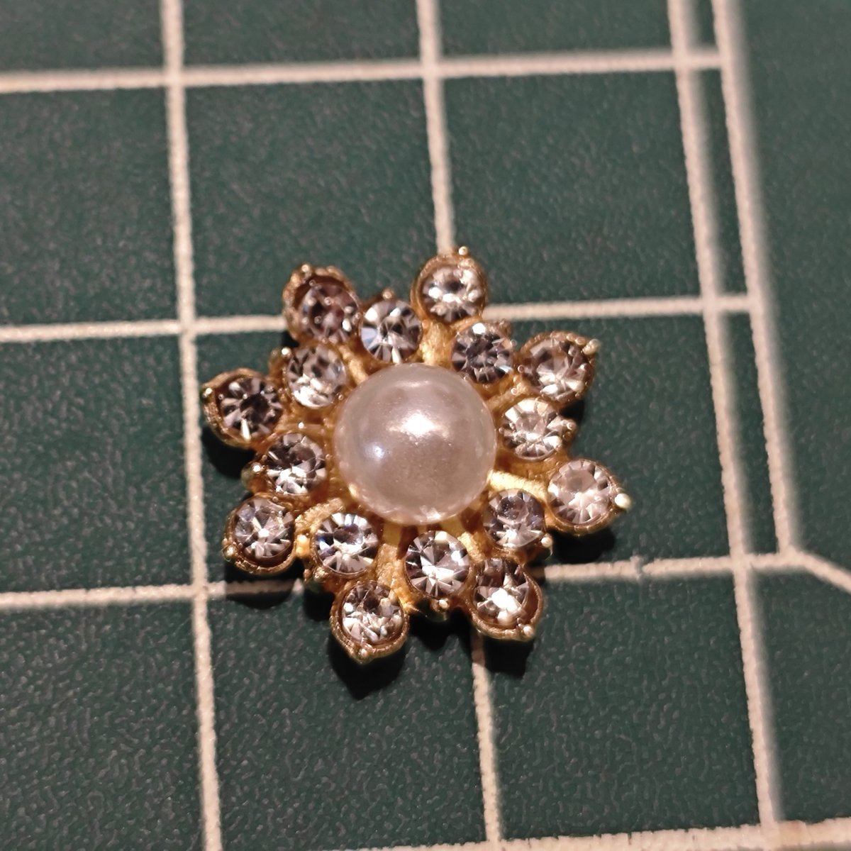Close-up of Gold-Tone Snowflake Flower Center with Pearl and Clear Rhinestones (16mm)