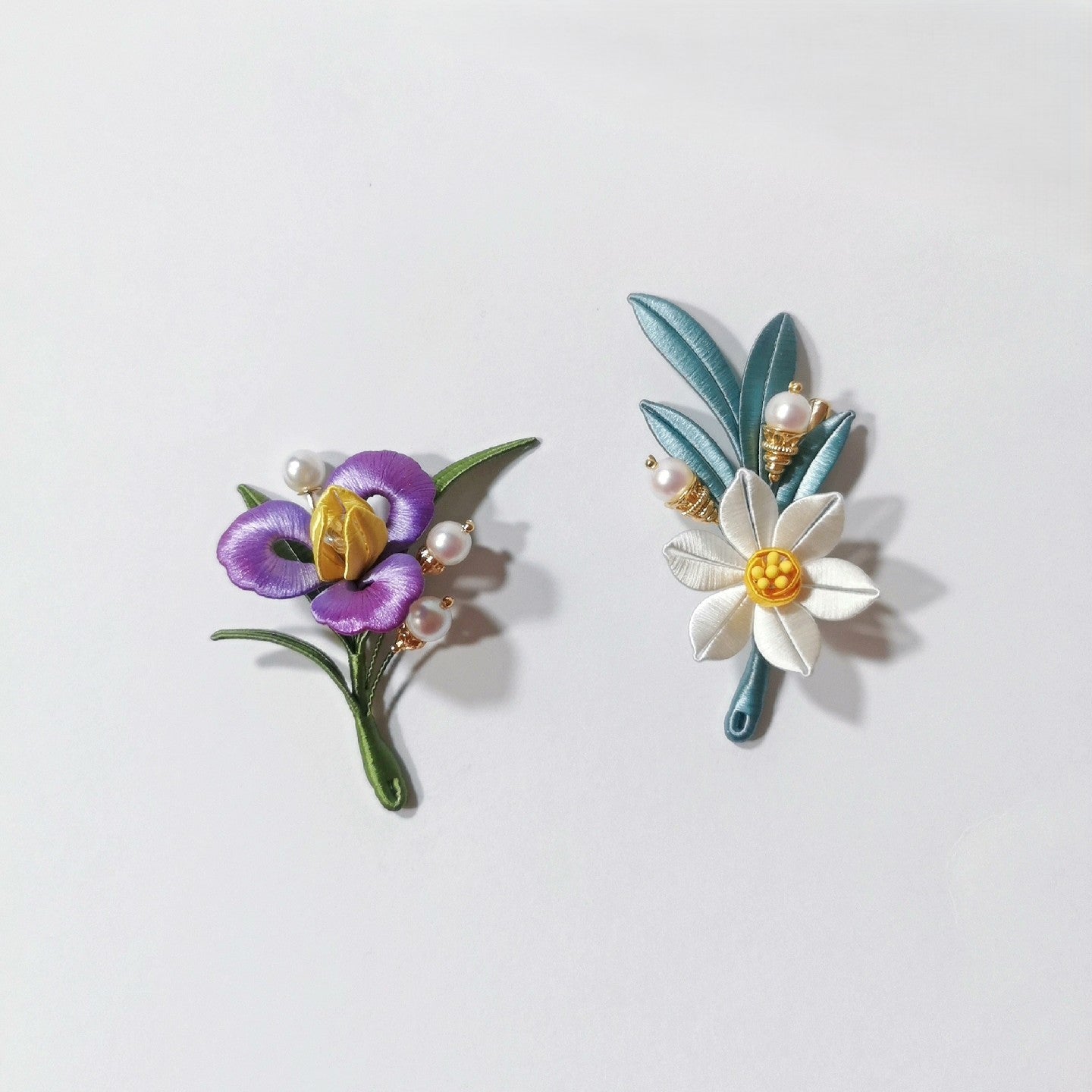 Handmade Chanhua Narcissus Brooch - White Flower with Teal Leaves & Pearl