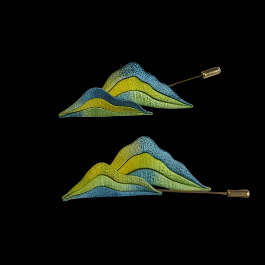 Handcrafted Chanhua mountain brooch featuring thread-wrapped green and blue landscape ridges with a gold-tone pin.