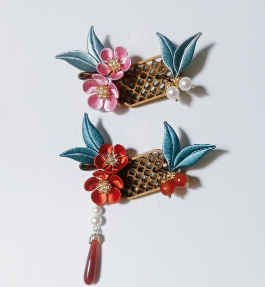 Chanhua Fanghua pink flower hair clip with teal leaves, crystal stamens, and pearl accent on a gold lattice clip base, displayed on a light background