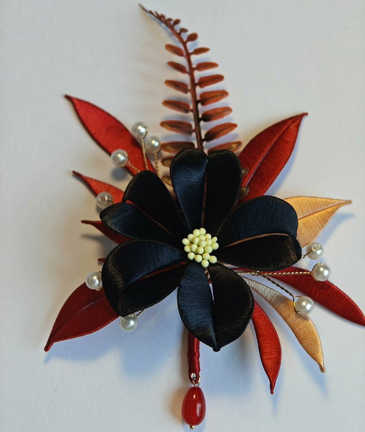 3D embroidery wedding card pin made with intricate artisanal thread-wrapping techniques.