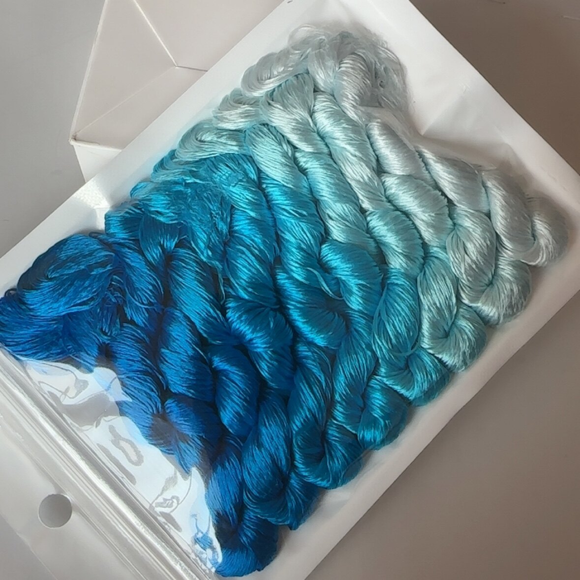 80m Suzhou Embroidery Untwisted Mulberry Silk Thread(#29点翠 80m*8)