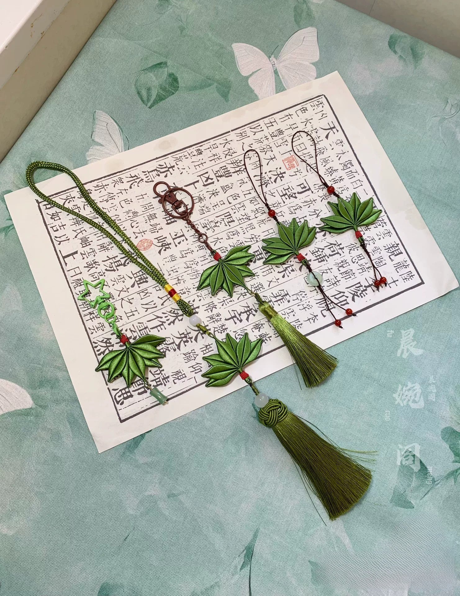 Handmade Chanhua yuzu leaf hanging charms set of 6 styles, thread leaf tassel pendants with green leaves, beads, tassels and knots for phone bag key decoration