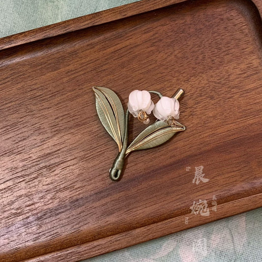 Handmade Chanhua lily of the valley brooch with pink thread bell flowers and green leaves, elegant glass-inspired floral lapel pin