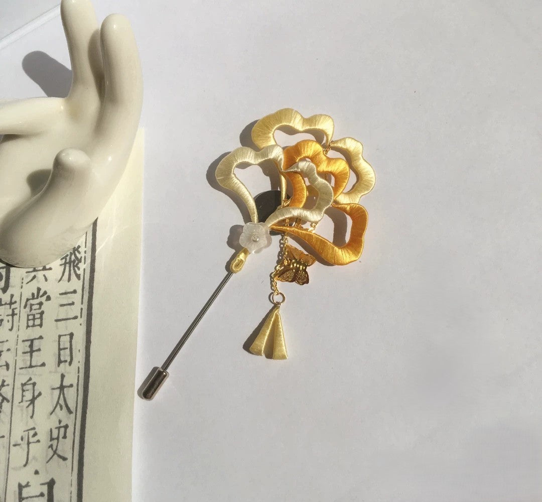 Handmade Chanhua ginkgo leaf brooch in ivory and gold thread leaves with detailed texture, elegant nature-inspired lapel pin