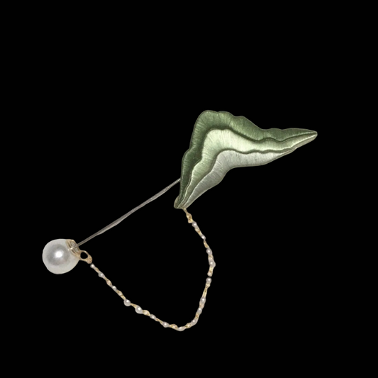 Handmade Chanhua Mountain Brooch - Green Thread with Pearl Chain