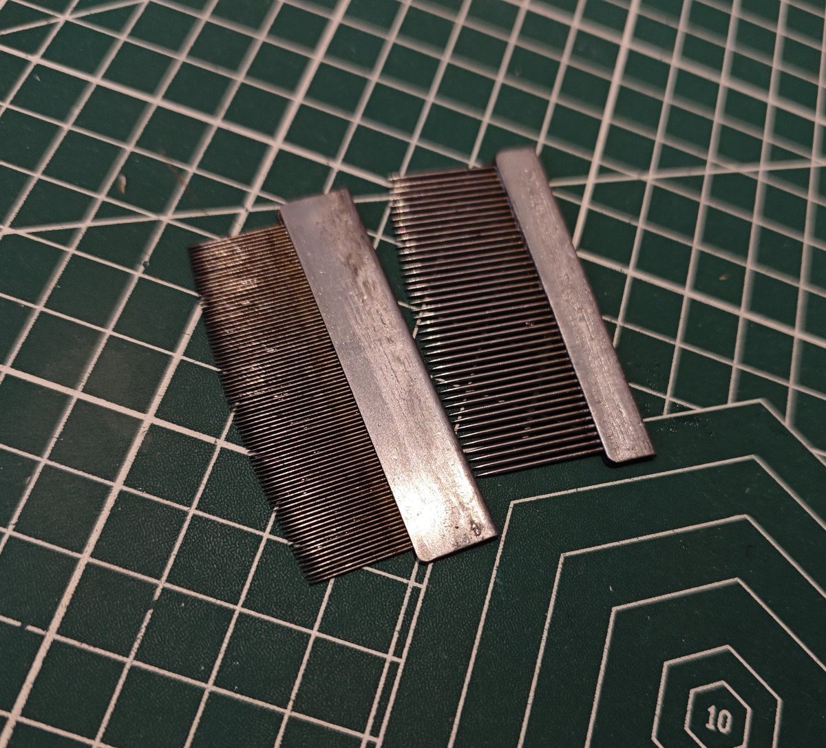 Dual-Density Mini Needle Combs (84-Pin and 42-Pin) for DIY Crafting and Brush Cleaning on Green Mat