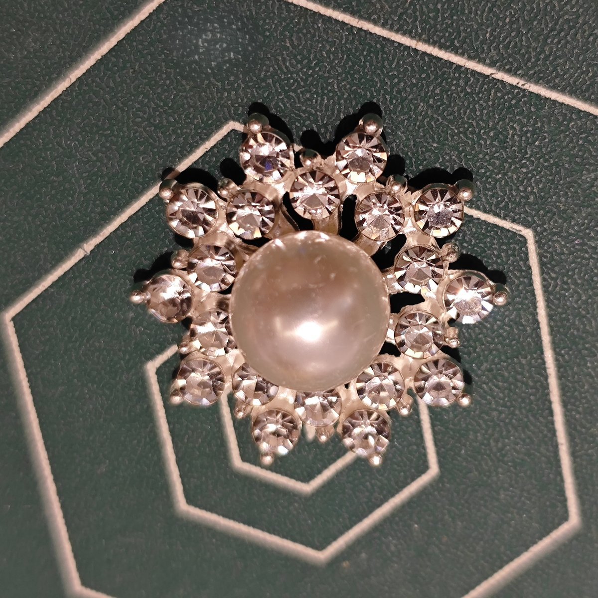 MF004  25mm Large Metal Flower Center Embellishment - Pearl & Rhinestone Charm for DIY Bridal, Chanhua & Statement Jewelry