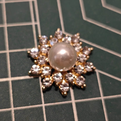 MF004  25mm Large Metal Flower Center Embellishment - Pearl & Rhinestone Charm for DIY Bridal, Chanhua & Statement Jewelry