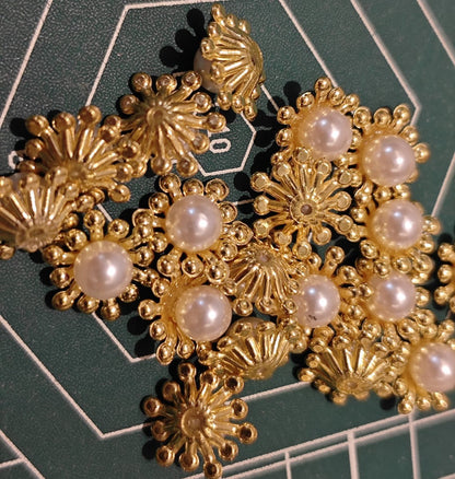 Close-up of gold metal flower centers with pearl for DIY jewelry making and Ronghua crafts.