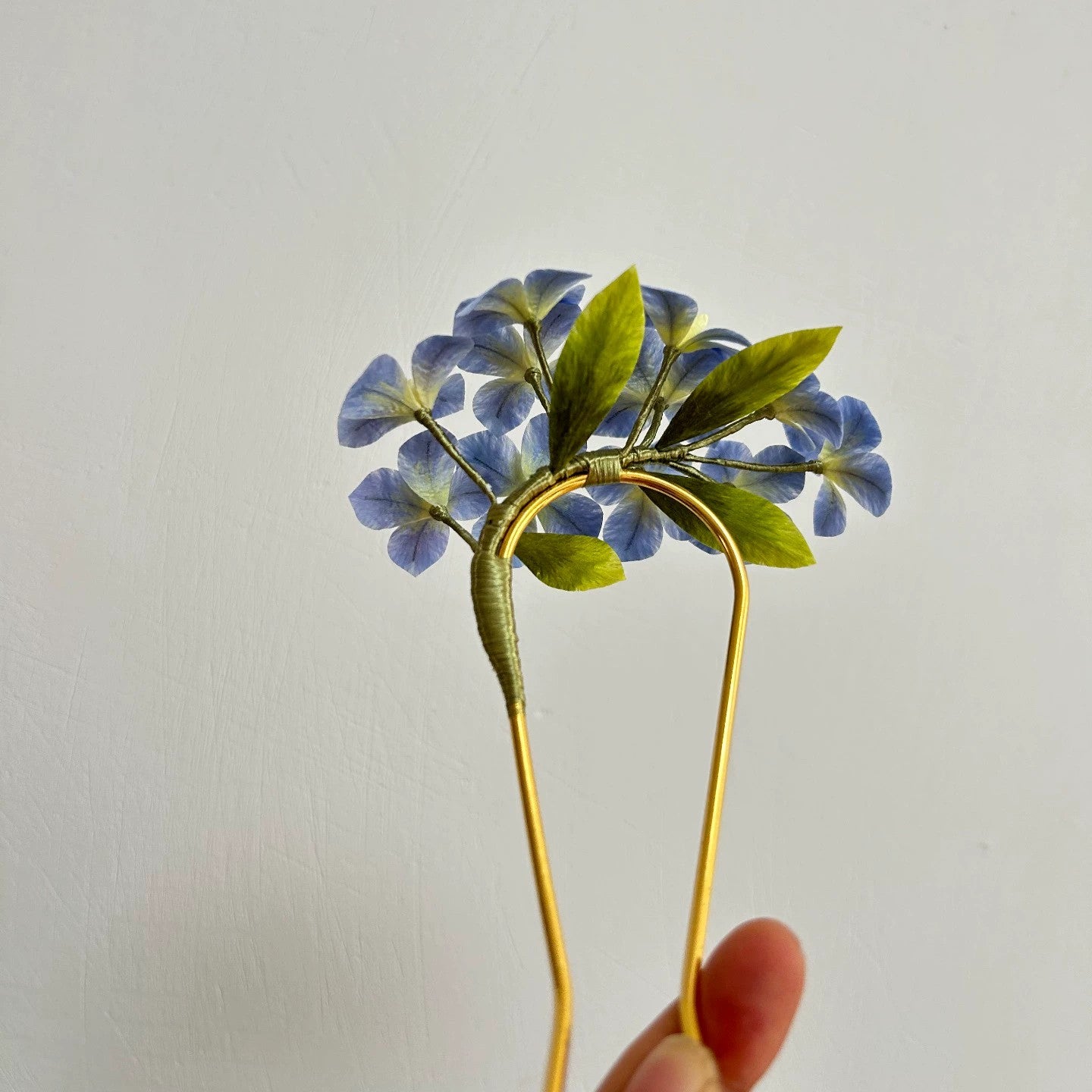 Handmade Ronghua Blue Hydrangea Flower Hairpin in Natural Silk Thread