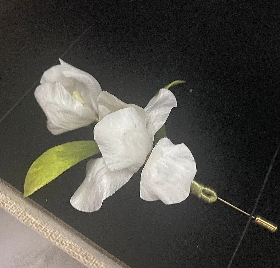 Handmade Ronghua Iris Flower Brooch in Natural Silk Thread