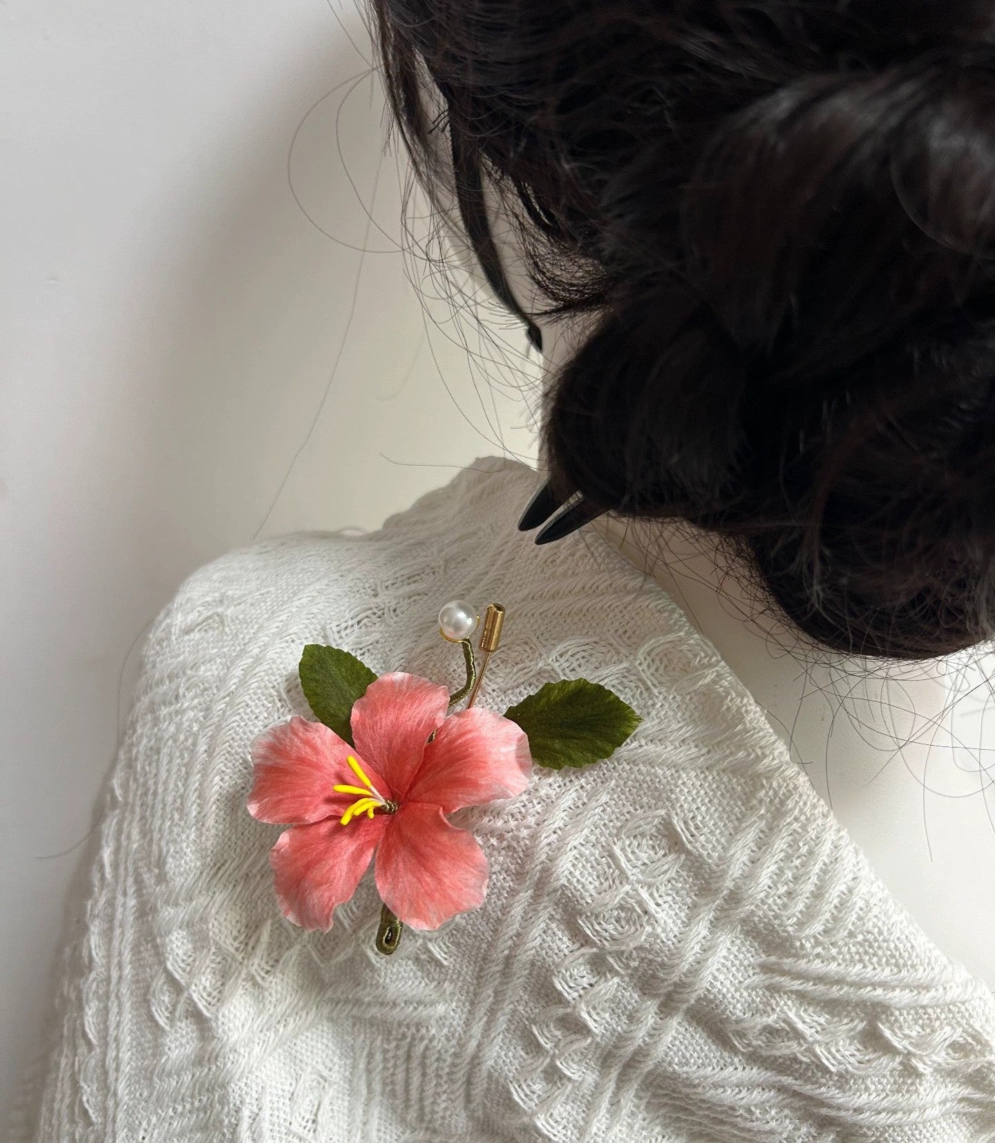 Pink velvet Ronghua camellia worn as brooch on white traditional hanfu collar