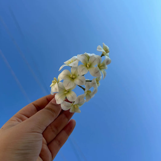 Handheld against blue sky: handmade Ronghua pure white hydrangea hair clip made with natural mulberry silk thread