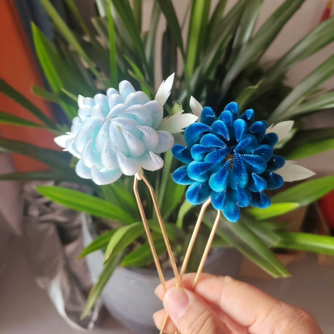 Handmade Ronghua blue chrysanthemum U-shaped hair forks in sky blue and peacock blue mulberry silk with small leaves