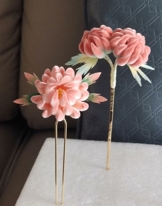 Handmade Ronghua coral pink chrysanthemum hairpin set – one single-head and one double-head U-pin in mulberry silk velvet flower