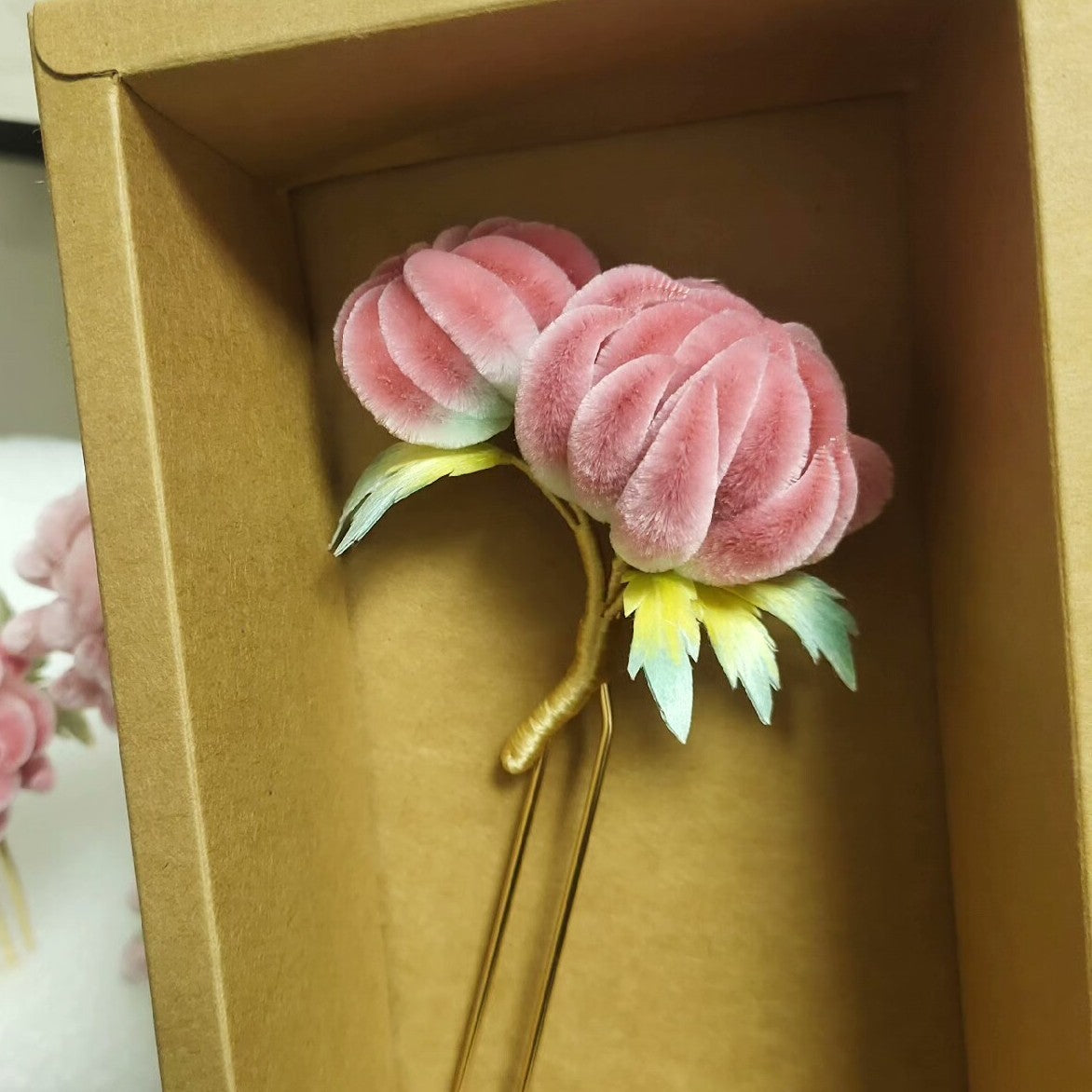 Handmade Ronghua double-head pink chrysanthemum U-shaped hairpin in mulberry silk velvet flower with small leaves, displayed in kraft box