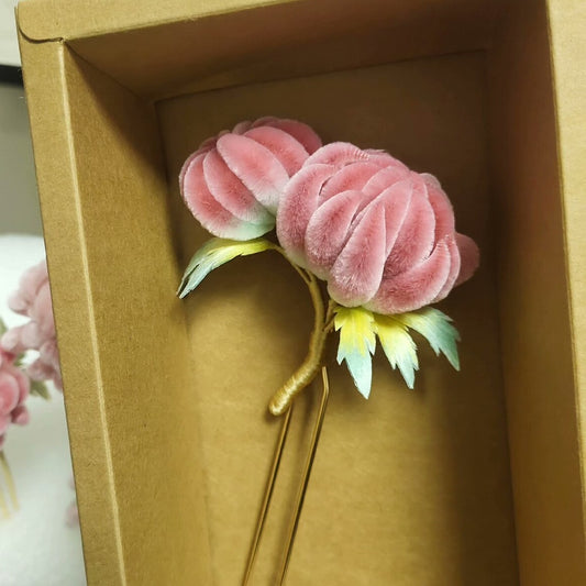 Handmade Ronghua double-head pink chrysanthemum U-shaped hairpin in mulberry silk velvet flower with small leaves, displayed in kraft box