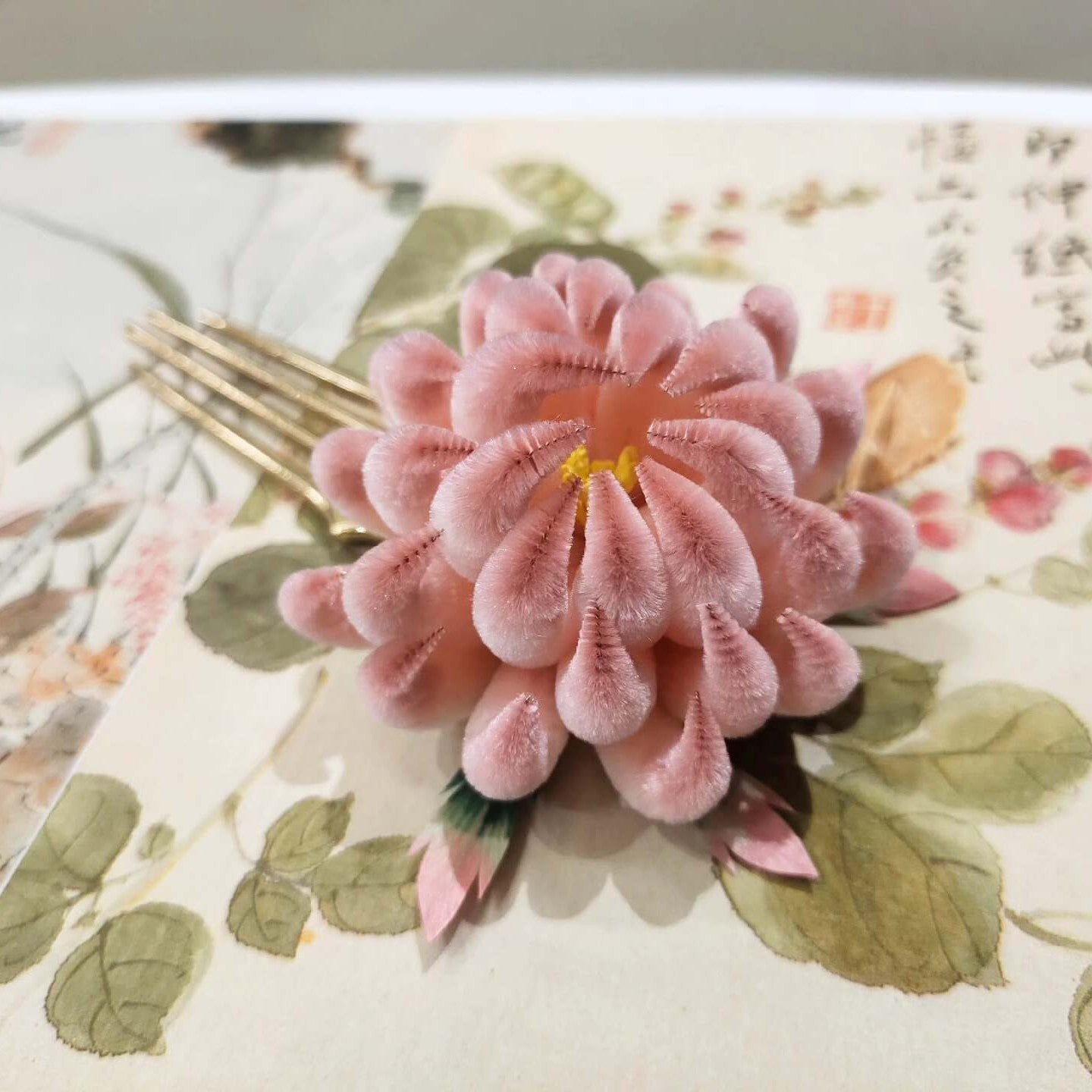 Handmade Ronghua pink spider chrysanthemum hairpin in mulberry silk velvet flower with small green leaves on gold hair stick