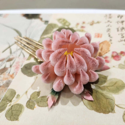 Handmade Ronghua pink spider chrysanthemum hairpin in mulberry silk velvet flower with small green leaves on gold hair stick