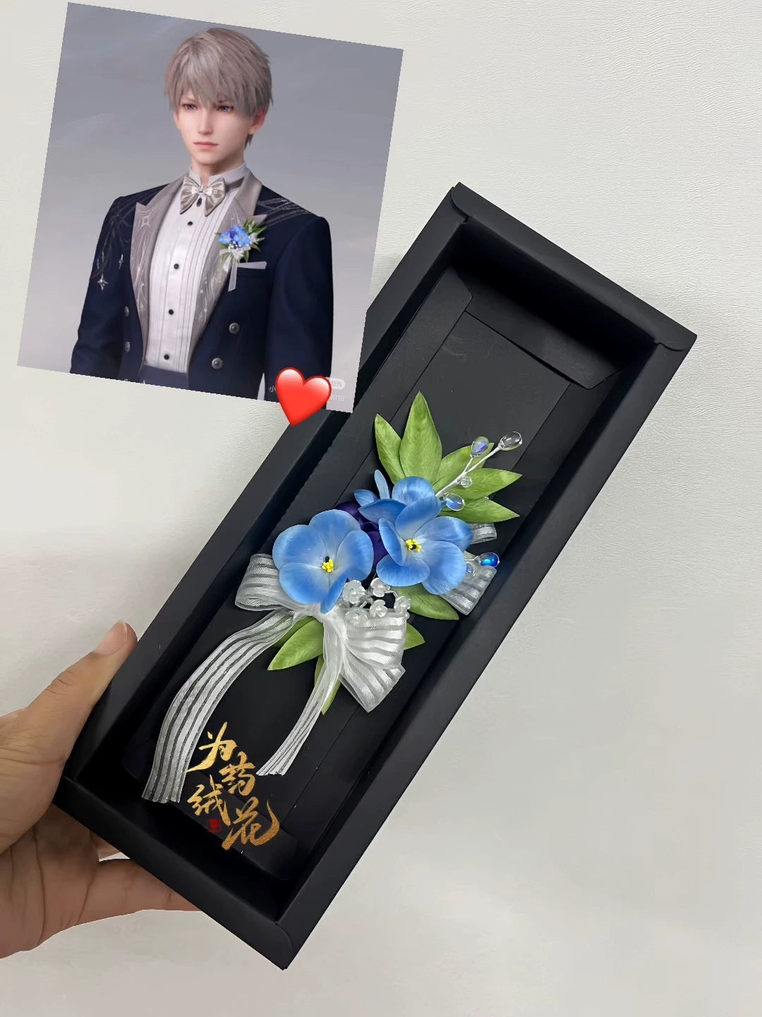 Handmade Ronghua forget-me-not brooch inspired by Love and Deepspace Shen Xinghui, blue silk flowers in black gift box with satin ribbon and character image