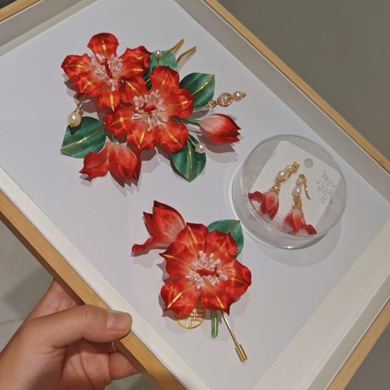 Handmade Ronghua red lily jewelry set – mulberry silk velvet hairpin, brooch with Chinese knot, and pearl drop earrings displayed on tray