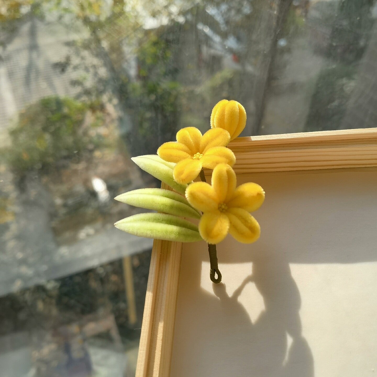 Handmade Ronghua yellow narcissus hair stick – natural mulberry silk velvet daffodil hairpin
