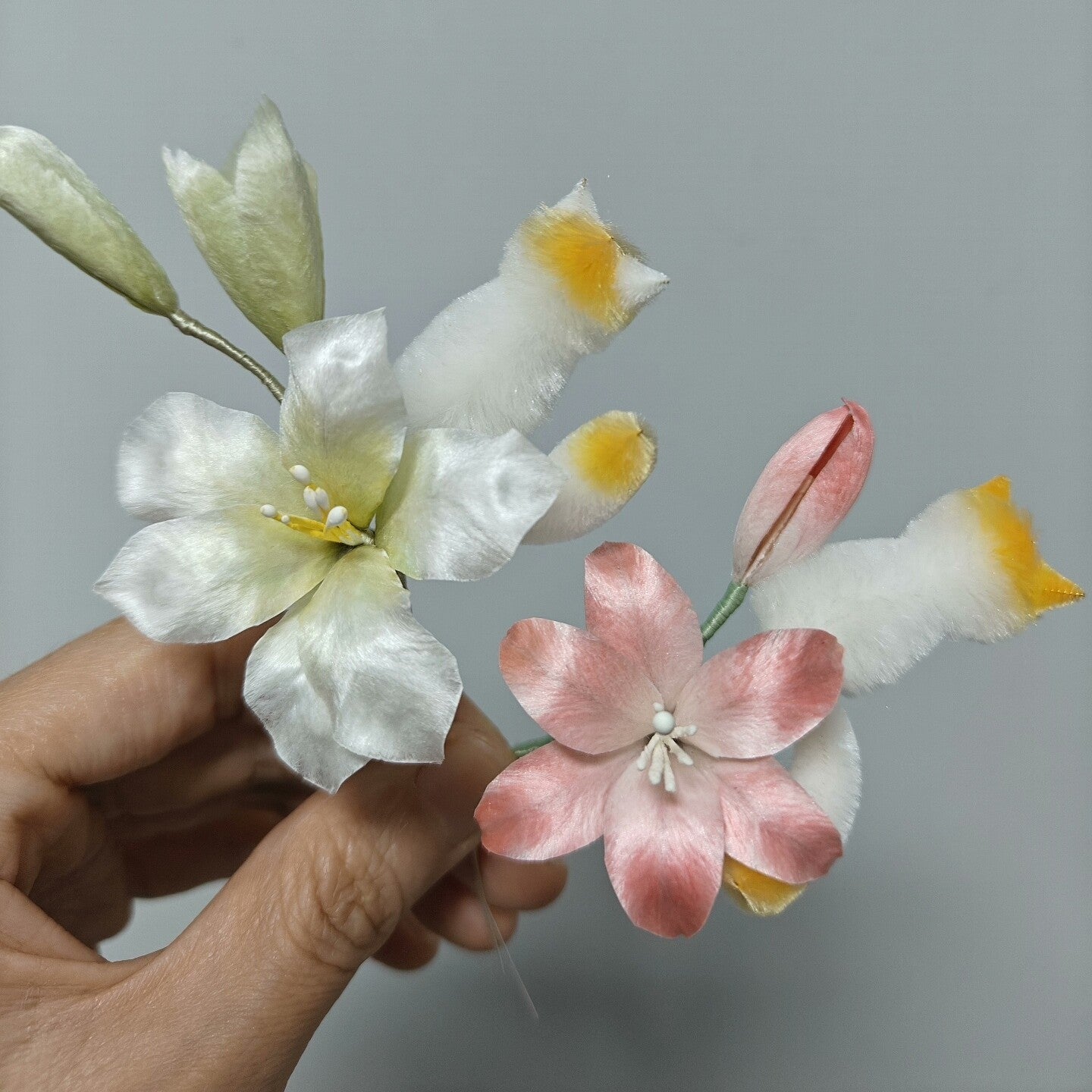Handmade Ronghua Cat & Lily Brooch | Pink-White Mulberry Silk Velvet Kitten Flower Pin