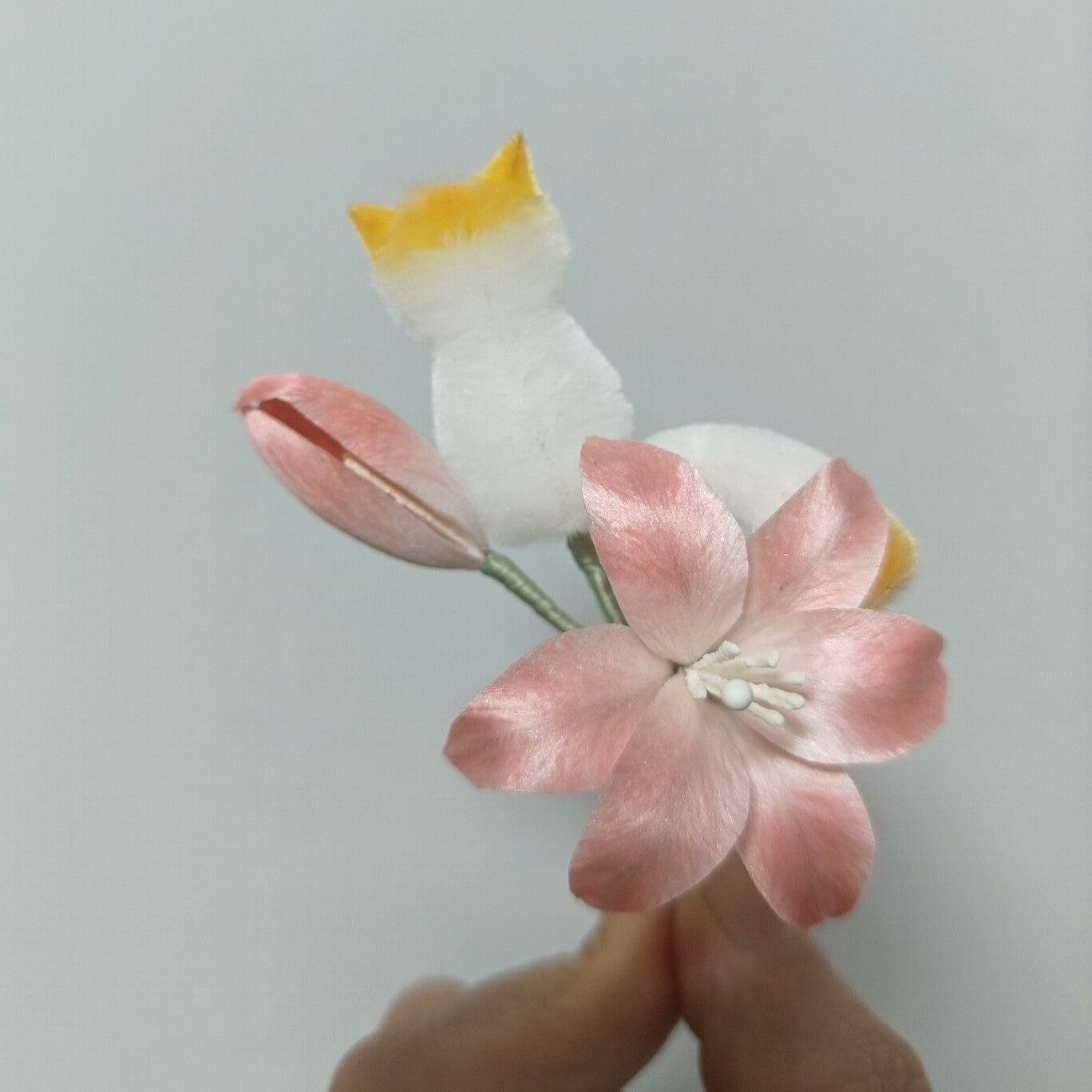 Handmade Ronghua cat and lily brooch – pink-white mulberry silk velvet kitten among flowers