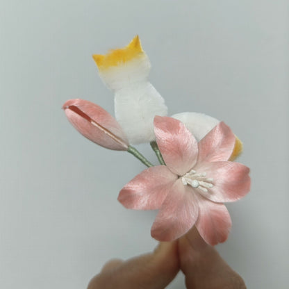 Handmade Ronghua cat and lily brooch – pink-white mulberry silk velvet kitten among flowers