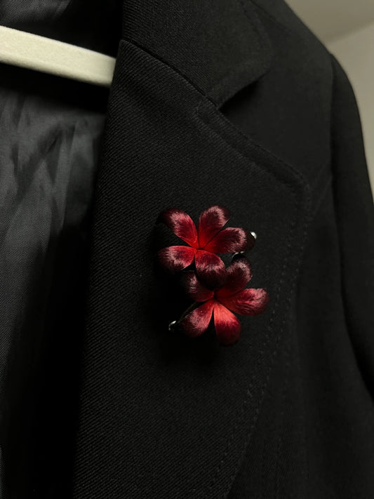 Handmade Ronghua red-to-black gradient double flower brooch worn on black lapel – mulberry silk velvet pin