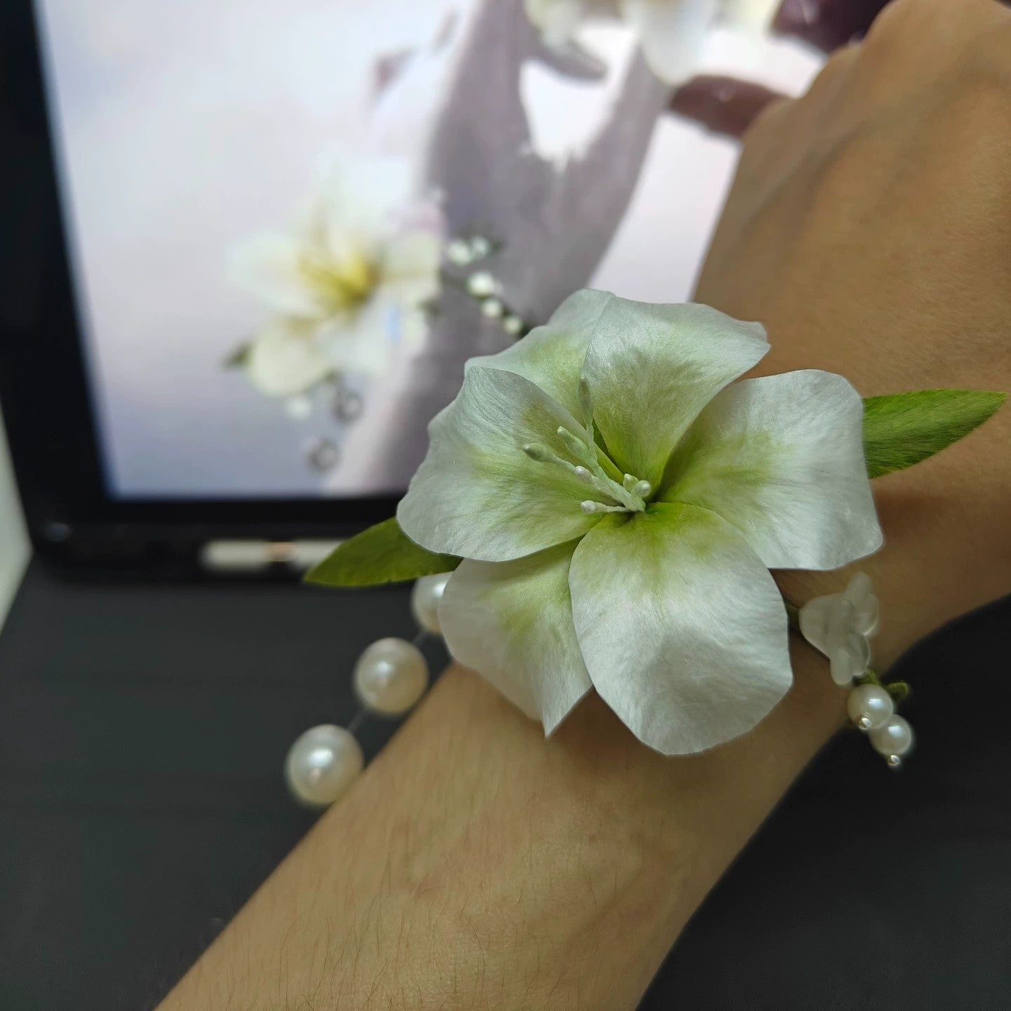 Handmade Ronghua White Flower Set | Love and Deepspace Sylus Qin Che Replica Handheld Bouquet + Wrist Corsage